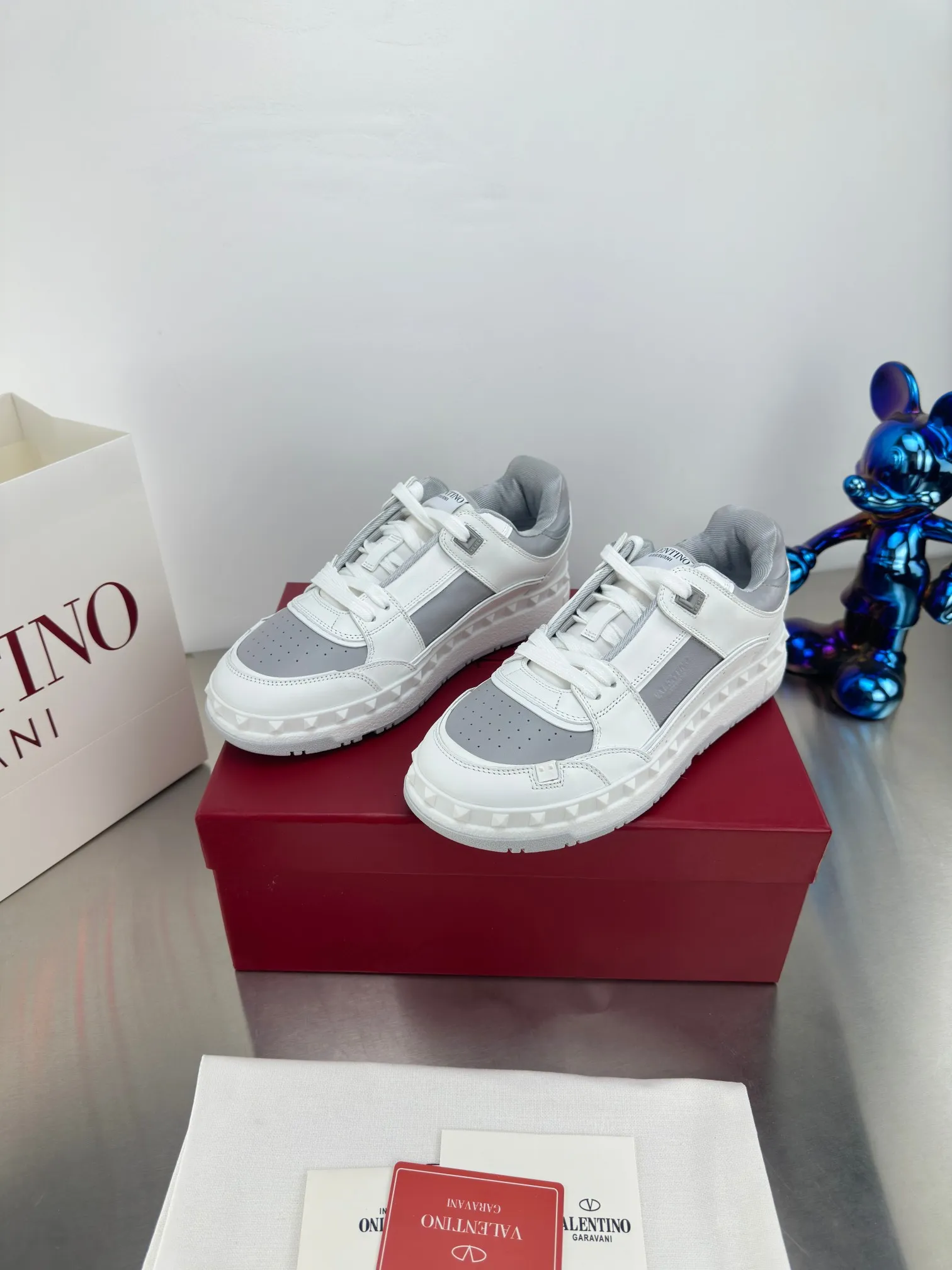 👟👟Ex-factory price 640👟👟 🔺Valentino🔺 Valentino VT 2024 early spring white shoes casual shoes! Top version!  Original 1:1 mold opening! Lasting + oil edge craftsmanship, classic splicing, fashionable and versatile, 🎁Full set of packaging at the same time at the counter. Fabric: Customized cowhide. Lining: Original breathable mesh. Outsole: Original TPU material outsole. Non-slip and wear-resistant. Size: Female 35-40! Male 39～45